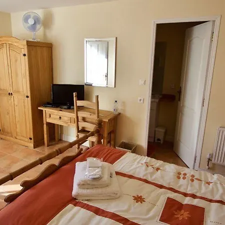 Ancienne Ecole לינה וארוחת בוקר 3*